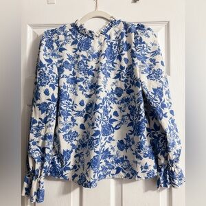Size small shein top! blue and white floral print! gently worn.